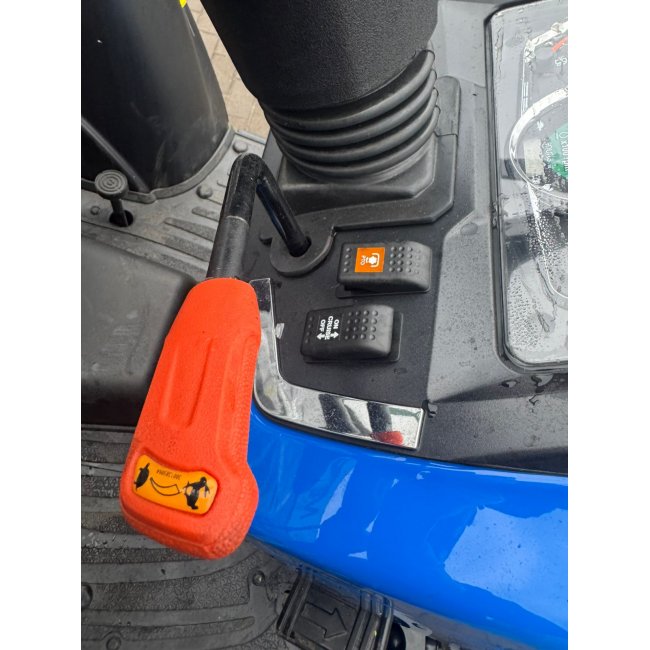 Мінітрактор SOLIS 26 HST з дугою безпеки